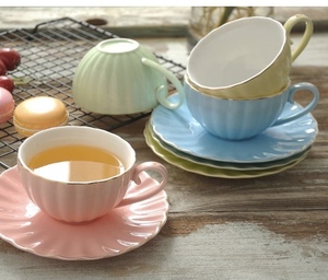 Ensemble de tasse et soucoupe à café en céramique portable et réutilisable, motif minimaliste de couleur macaron, avec forme de citrouille - Product Image 1