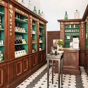 Désinfectant pour les mains médicamenteux transparent à base de plantes Farmacia SS Annunziata 1561, 1,7 fl. Oz 50ml Marque de soins personnels Liquide désinfectant - Product Image 4