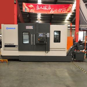 Torno de cama inclinada CNC equipado con mandril hidráulico para una sujeción rápida y segura de la pieza de trabajo - Product Image 3