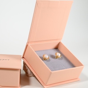 PackSecret MOQ 1 Pieza, Cajas de Regalo para Joyería Tipo Libro Blancas y Rosas con Logotipo Personalizado, Caja de Joyería de Alta Calidad con Cierre Magnético y Espuma - Product Image 3