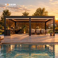 Pergola motorisée rétractable en aluminium avec larges gouttières de drainage pour patios et espaces extérieurs commerciaux