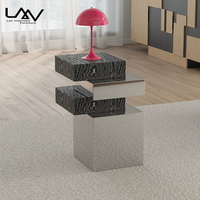 Table d'appoint de luxe pour salon de villa de style moderne, table d'appoint de chambre d'hôtel avec cadre en métal et plateau en bois, meuble d'angle décoratif