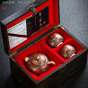 Juego de Tetera Zisha Xishi con Incrustaciones de Oro y Plata Hecho a Mano por Zhou Hongjie, con Tapa y Dos Tazas, Estilo Chino Tradicional, Caja de Regalo - Product Image 1