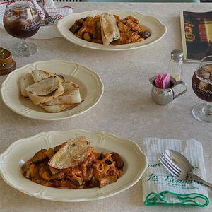 Assiette en céramique de style rétro européen haut de gamme, motif dentelle en relief, blanc pur, jetable, pour petit-déjeuner et collations, vaisselle - Product Image 2