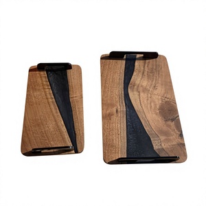 Plateau de service élégant en résine époxy bleue et bois d'acacia à bord naturel avec poignées en laiton design pour charcuterie, fromages - Product Image 1