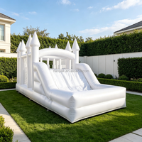 Château gonflable blanc avec toboggan double piste, structure gonflable de qualité commerciale pour mariages, anniversaires et événements