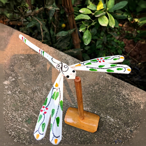 [MEILLEURE VENTE] Jouet d'équilibre en bambou peint Libellule de la Ferme du Lotus Bleu, artisanat en bois fait main, ornement de table, cadeau de fête pour bureau - Product Image 1
