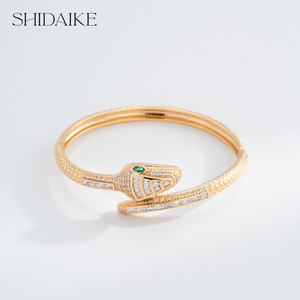 <span class=keywords><strong>Bracelet</strong></span> à breloques de mode pour dames élégantes en laiton zircon plaqué or 18 carats Options personnalisées disponibles-Design serpent Design ouvert en gros - Product Image 1