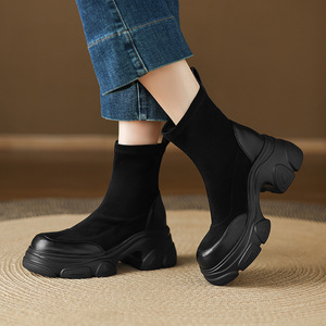 Botines de plataforma gruesa de ante negro con punta redonda y puntera brillante para paseos por el distrito artístico y reuniones en cafeterías - Product Image 1