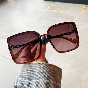 Gafas de Sol Polarizadas para Mujer Qianai, Montura Roja, Lentes Marrones, Protección UV400, Estilo Cuadrilateral, Moda Urbana - Product Image 2