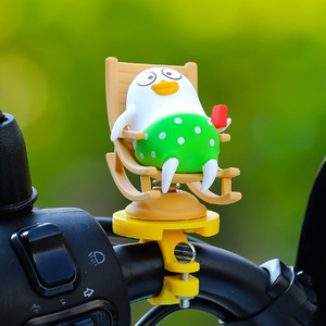 Figurine de canard de dessin animé, décoration de voiture à bascule, accessoire de véhicule en plastique pour vélo électrique, décoration de tableau de bord de moto - Product Image 1