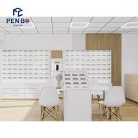 Idées de présentoir de magasin optique personnalisé Lunettes en bois Vitrine murale Opticien Verre Conception de comptoir de magasin optique