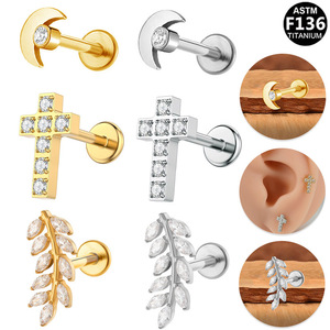 Boucles d'oreilles clous en titane plaqué avec croix et feuille, serties de zircon, pour cartilage d'oreille et piercing de lèvre, bijoux hypoallergéniques ASTM F136 - Product Image 1