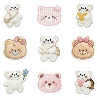 Motif Cœur Ours en Peluche 3D Texturé pour Sacs, Chapeaux, T-shirts – Impression Thermocollante Effet Brodé – Tenues Assorties Famille