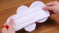 Machine automatique compacte pour la fabrication de serviettes hygiéniques féminines, petites serviettes hygiéniques de jour, serviettes hygiéniques de nuit à haute vitesse