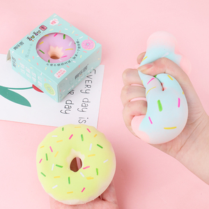 Balle anti-stress artificielle en forme de donut arc-en-ciel de 8 cm, jouet sensoriel pour garçons et filles, cadeaux de fête d'anniversaire pour enfants et décoration de magasin - Product Image 2