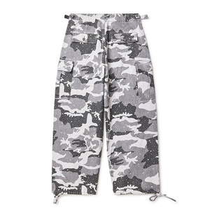 Pantalon cargo camouflage en jean délavé avec logo personnalisé, imprimé intégral effet pluie cristalline, 6 poches, style jogger empilé et strass - Product Image 2