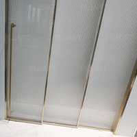 Porte coulissante simple en verre trempé sur mesure pour salle de bain, avec cadre doré, en verre cannelé contemporain, servant également de séparateur de pièce