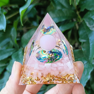 Pyramide en résine époxy avec pierres de cristal, ornement de bureau, œil de chat rose, quartz rose, décoration d'aquarium, cadeau - Product Image 4