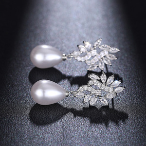 Orecchini a Goccia con Perle Simulate e Zirconi per Donne, Eleganti Gioielli di Moda con Micro Pavé - Product Image 6