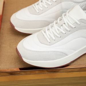 รองเท้าสไตล์สปอร์ตแคชชวลจากแบรนด์ดีไซเนอร์ดั้งเดิม ออกแบบมาอย่างมีสไตล์ทันสมัยและใช้งานได้หลากหลาย เหมาะสำหรับผู้เริ่มต้นในด้านการออกแบบแฟชั่น - Product Image 2