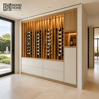Armoire à vin sur mesure en bois de frêne blond contemporain pour villa de luxe à Beverly Hills
