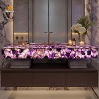 Plan de toilette de luxe pour salle de bain commerciale en pierre translucide de fluorite améthyste violette rétroéclairée