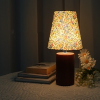 Lampe de table rétro en bois LED de style américain avec interrupteur sur le câble, idéale pour une chambre à coucher, éclairage d'appoint chaleureux et confortable en tissu.