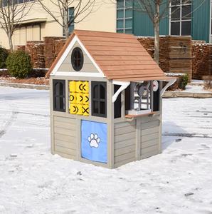 Casita de Juegos de Madera Gris para Niños, Casita de Juegos para Patio Trasero con Mostrador, Pared de Tres en Raya y Puerta con Huellas de Patas - Product Image 6