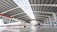 Hangar d'avion à structure en acier à travée libre robuste, bâtiment industriel moderne en métal pour l'aviation avec portes coulissantes