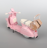 Collection d'armoires à fenêtres en fer forgé modèle scooter mouton vintage décoré de pièces nostalgiques