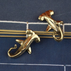1 pieza Adorno de latón con cabeza de <span class=keywords><strong>tiburón</strong></span> martillado estilo vintage, Figura decorativa de metal creativa para escritorio - Product Image 1