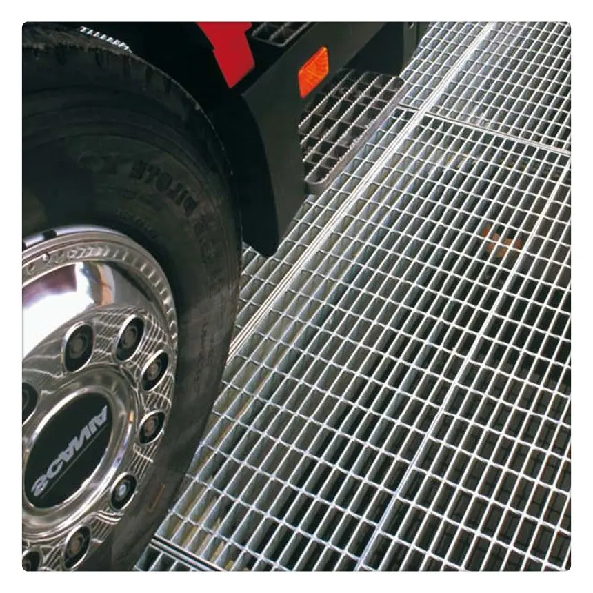 32*5mm galvanizli geçit paneli driveway kapak metal zemin 6m * 1m tırtıklı çelik ızgara araba parkı