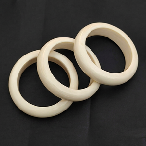 Bracelet rond en os naturel fait main, écologique, style ethnique bohème moderne, manchette de poignet tribale pour femme - Product Image 1