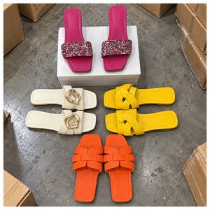 Sandalias Planas de Plástico Casuales de Verano para Mujer con Pedrería, Perlas, Cadena, Pelo y Estampado de Leopardo en Varios Colores - Product Image 2