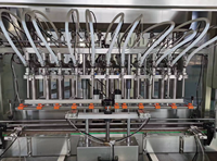 Machine de remplissage de liquides motorisée 5L entièrement automatique pour la production de boissons et l'emballage de sauce soja