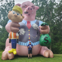 Modèle de cochon gonflable géant au prix d'usine, portant un gilet qui dit « greffe financière corporative » avec souffleur pour exposition