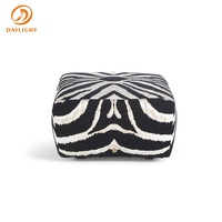 Pouf/Repose-pieds carré moderne de luxe, motif zèbre symétrique noir et blanc audacieux et revêtement en tissu moelleux, pour salon et chambre à coucher