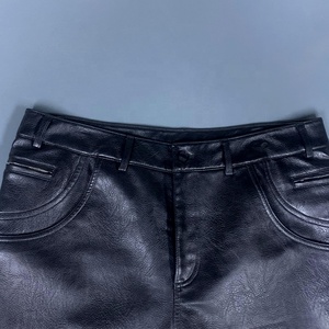 <span class=keywords><strong>Pantaloncini</strong></span> al Ginocchio da Uomo in <span class=keywords><strong>Ecopelle</strong></span> Nera, Stile Streetwear, con Logo Personalizzato OEM, Vita Elastica e Gamba Larga - Product Image 3
