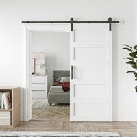 Portes coulissantes intérieures élégantes en bois massif avec finition peinte sur mesure, bien étanches pour appartement