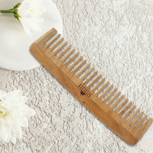 Peine de dientes finos de madera de Neem orgánico | Estimula el cuero cabelludo y reduce la caída del cabello | Cuidado del cabello sin químicos de la India - Product Image 1