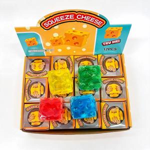 Nouveauté USA : Lot de 48 balles de décompression en gelée de pétrole super douces, malléables et non rebondissantes, en forme de fromage à presser de 6 cm, jouet promotionnel - Product Image 3
