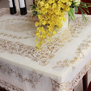 Usine directement en gros étanche à l'huile Pvc plastique vinyle dentelle <span class=keywords><strong>nappe</strong></span> rouleau couverture <span class=keywords><strong>de</strong></span> Table tissu mariage 137*181cm - Product Image 4