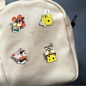 Pin de solapa metálico esmaltado retro con diseño de cámara y flor <span class=keywords><strong>Instax</strong></span>, personalizado floral, para mochilas y moda, al por mayor - Product Image 3