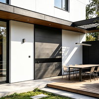 Portail de clôture de cour en aluminium avec serrure intelligente, panneau à grain de bois, design gravé CNC, portail d'entrée extérieur personnalisé pour villa et jardin