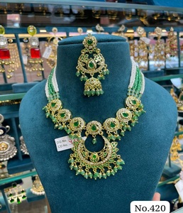 Conjunto de collar tradicional verde Kundan y cuentas blancas con diseño artístico de colgante de media luna, perfecto para novias y bodas. - Product Image 1