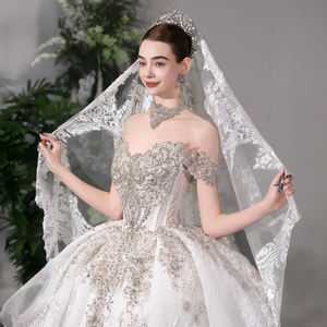 Vestido de Novia Moderno GT158 con Escote Corazón, Bordado, Lentejuelas, Cuentas de Cristal, Cola Capilla, 100% Poliéster y Encaje - Product Image 3