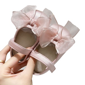Chaussures de princesse pour bébé fille en soie à semelle souple antidérapante, chaussures de cérémonie pour bébé avec semelle antidérapante, pour fête de bébé - Product Image 1