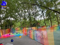 Parcours d'obstacles en filet de cordes coloré pour l'extérieur, équipement de parc gonflable d'aventure personnalisé pour les centres de villégiature et les camps