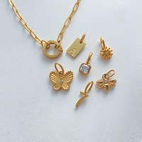 Bracelet à breloques en chaîne trombone eManco en acier inoxydable avec pendentifs lettre A, fleur, papillon, carré, cristal, numéro 7 et abeille